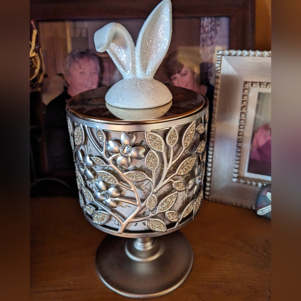 Bath & Body Works Silver Floral Dogwood Pedestal Holder, Candle & Bunny Magnet